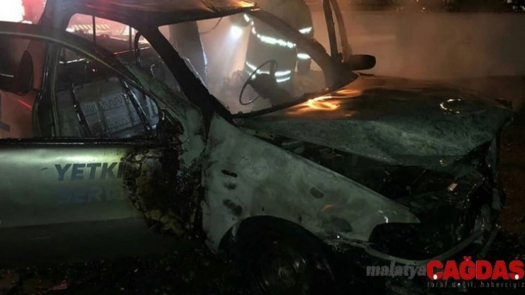 İzmir'de park halindeki araçta yangın