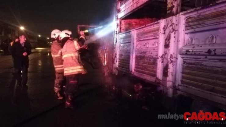 İzmir'de park halindeki kamyon alev aldı