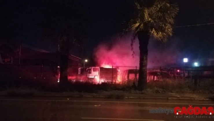 İzmir'de servis bakım alanında yangın: 6 araç yanarak küle döndü