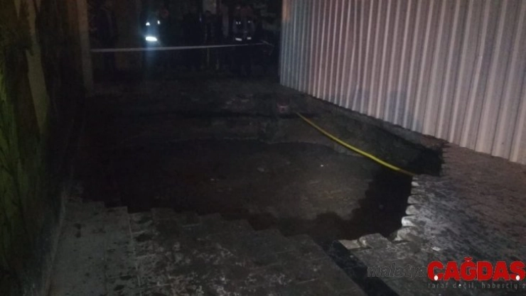 İzmir'de yol çöktü: 3 kişi çukura düştü