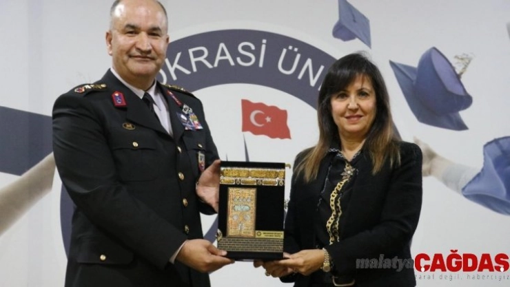 İzmir Demokrasi Üniversitesi şehit Fethi Sekin ve Musa Can'ı unutmadı