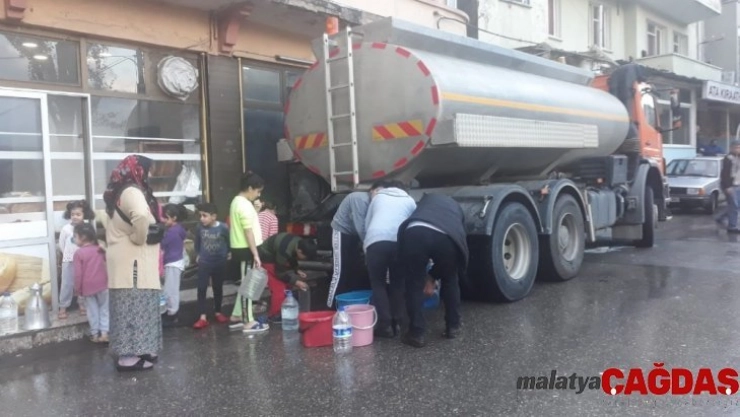 İzmirliler su kuyruğunda