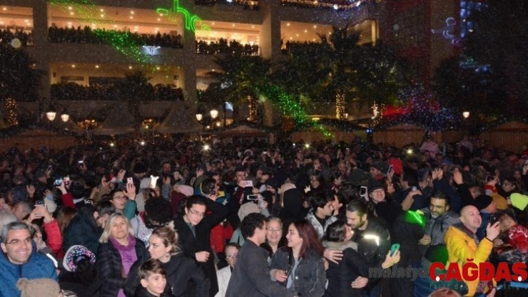 İzmirliler yeni yıla kar yağışı ile 'Merhaba' dedi