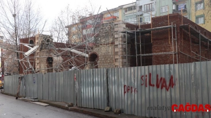 İzmit'te tarihi caminin duvarları restorasyon sırasında yıkıldı