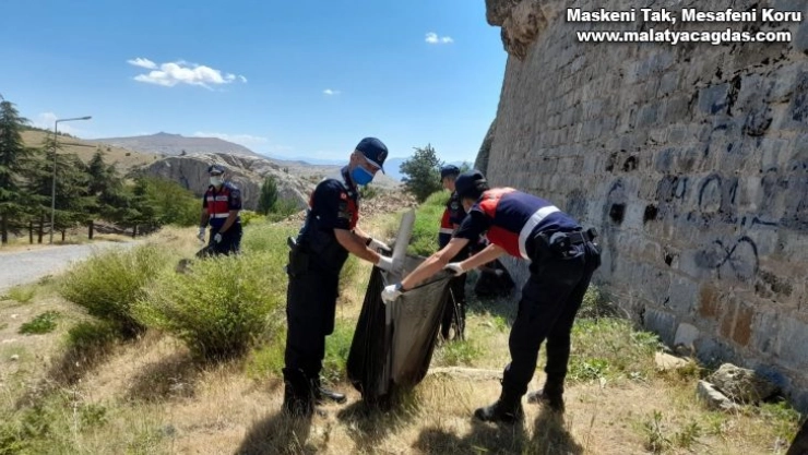Jandarma ekipleri, çevre temizliği yaparak örnek oldu