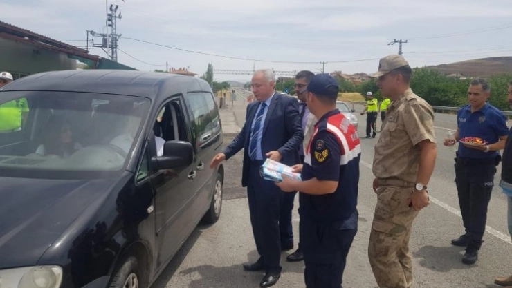 Jandarma hem denetledi hem de bayramlaştı