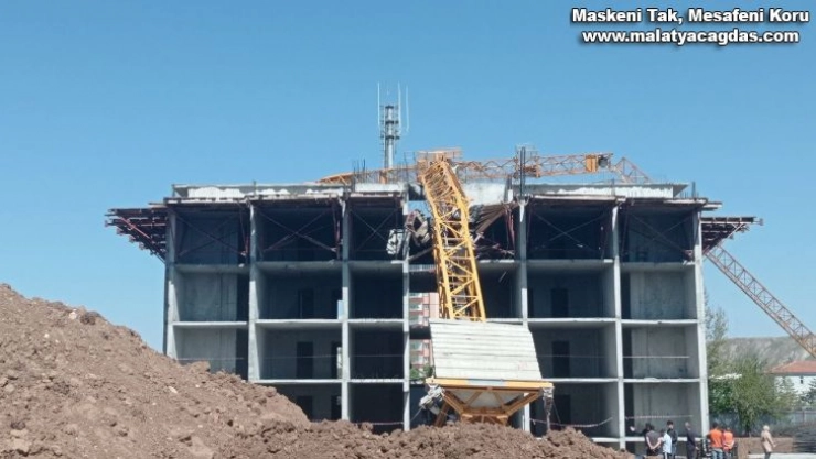 Jandarma Komutanlığında kule vinci devrildi, kimsenin burnu kanamadı