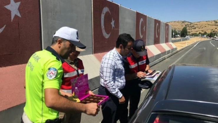 Jandarma ve polisten şekerli bayram uygulaması