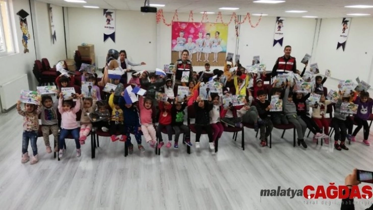 Jandarmadan çocuklara trafik eğitimi