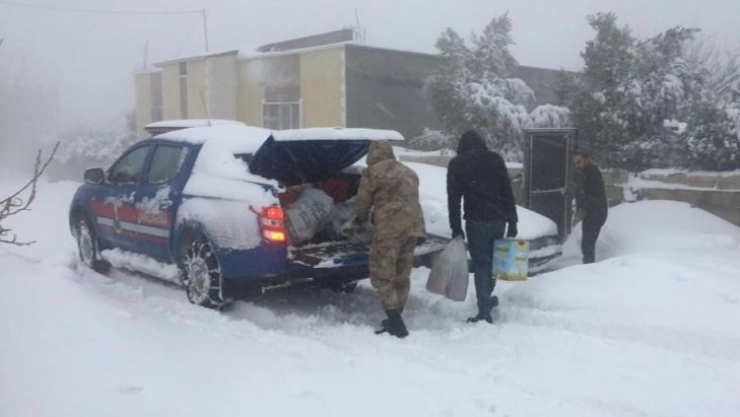 Jandarmadan karda mahsur kalanlara gıda yardımı
