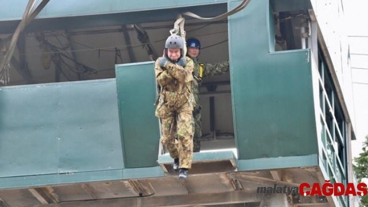 Japon Savunma Bakanı Kono, 11 metre yükseklikten atladı
