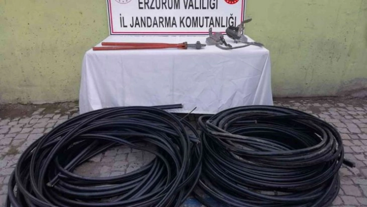 Kablo hırsızları jandarmadan kaçamadı