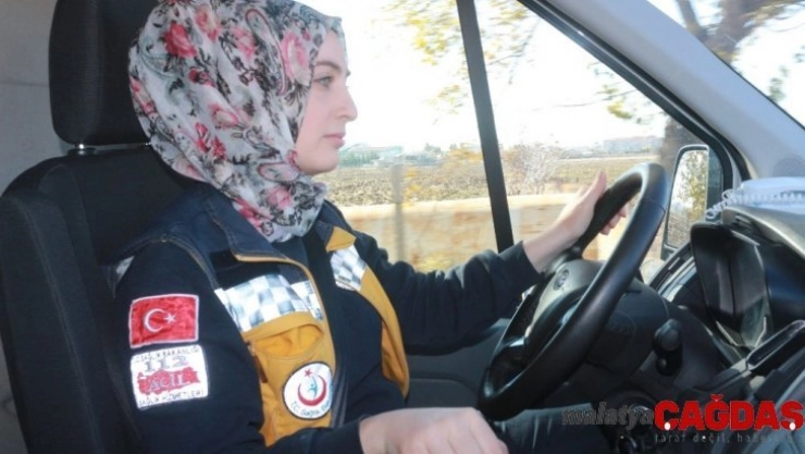 Kadın ambulans şoförü yollara ve zamana meydan okuyor