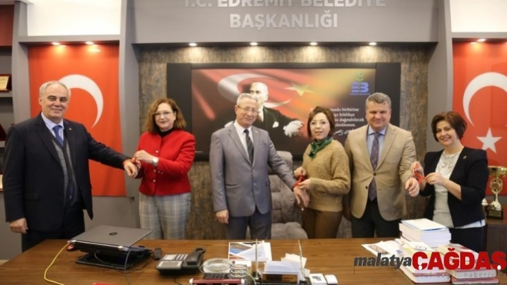 Kadın meclis üyelerinden kırmızı kurdeleli mesaj