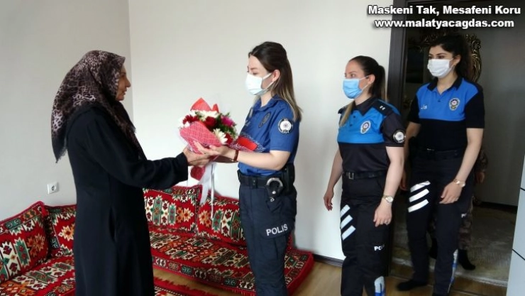 Kadın polislerden şehit annesine 'Anneler Günü' ziyareti