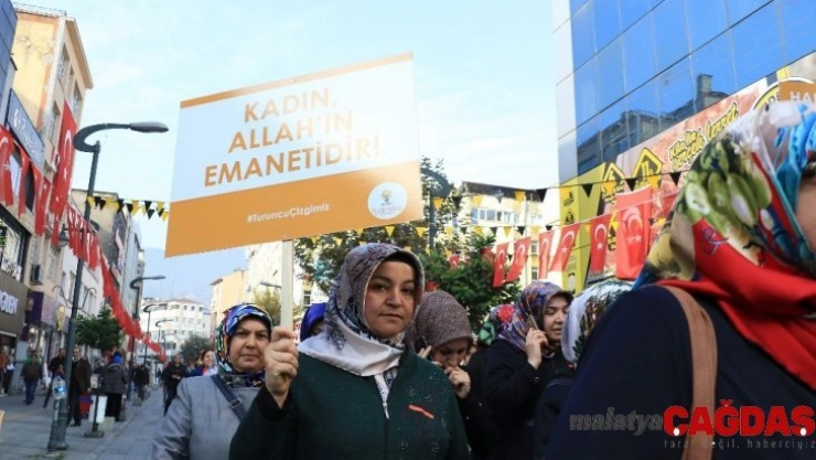 Kadına şiddeti panoya yazdılar