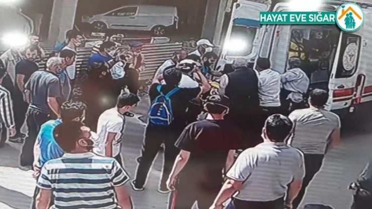 Kadının 4. kattan düşme anı kameralara yansıdı