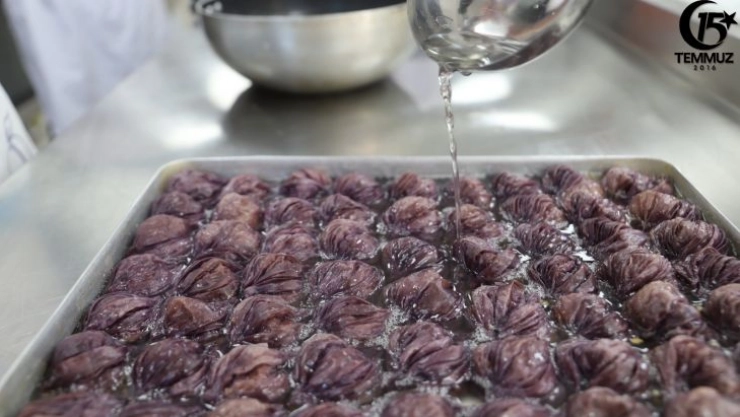 Kadınlar bayram öncesi mor gülzade tatlısında talebe yetişemiyor