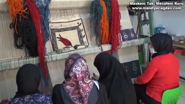 Kadınlar devlet destekli kursta hem meslek öğreniyor hem de üretim yapıyor