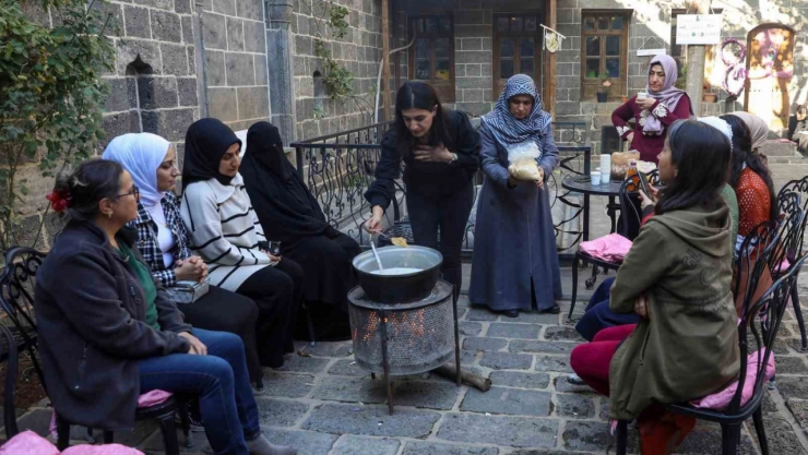 Kadınlar doğal şifa karışımlarını öğreniyor