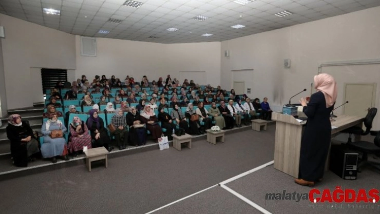 Kadınlar dost sohbetlerinde bir araya geldi