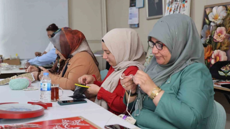 Hem öğreniyor hem de ev ekonomisine katkı sağlıyor