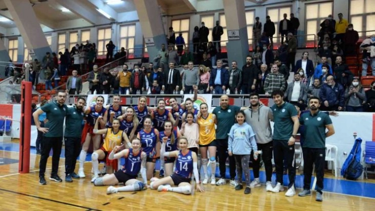 Kadınlar Voleybol 1. Ligi: Çukurova Belediyesi SK: 3 - Büyükçekmece Voleybol Akademi: 0