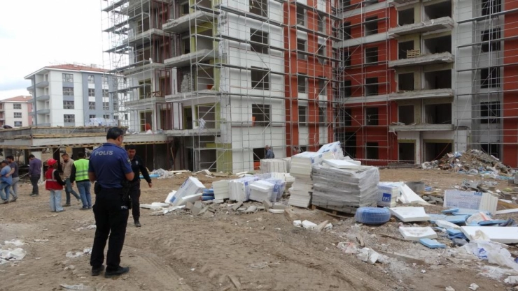 Kafasına malzeme düşen işçi yaralandı