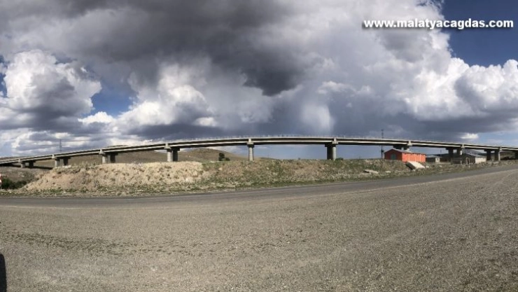 Kağızman yolunda yol yapım çalışmaları devam ediyor