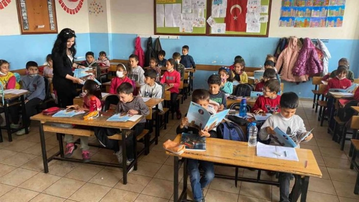 Kahke ve patpat dergileri okullarda dağıtıldı