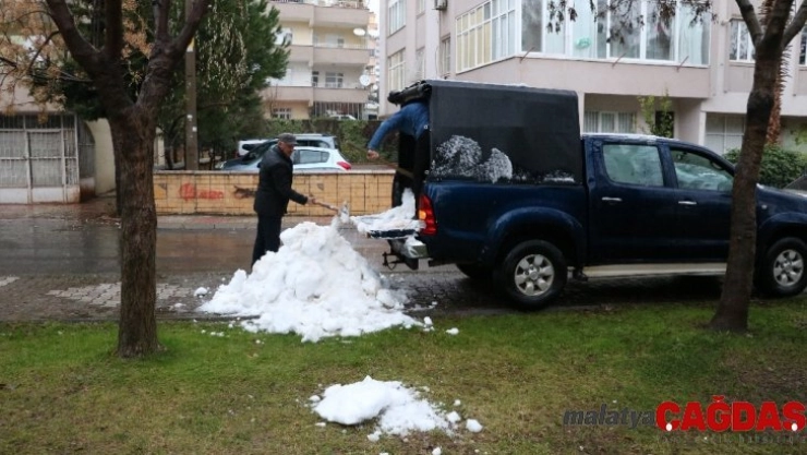 Kahramanmaraş'ta emekli bir vatandaş, çocuklar oynasın diye dağdan kar getirdi