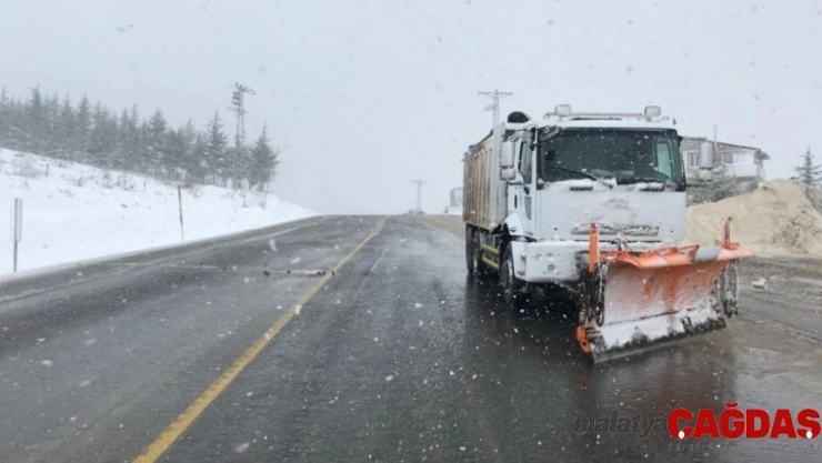 Kahramanmaraş'ta kar temizleme çalışmaları sürüyor