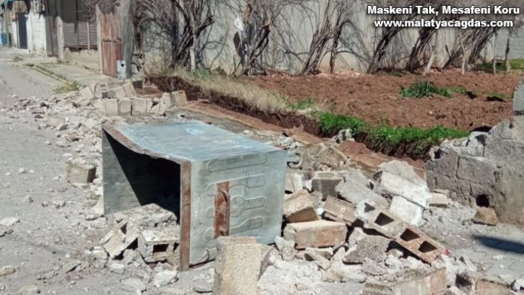 Kahta'da  şiddetli rüzgar duvar yıktı