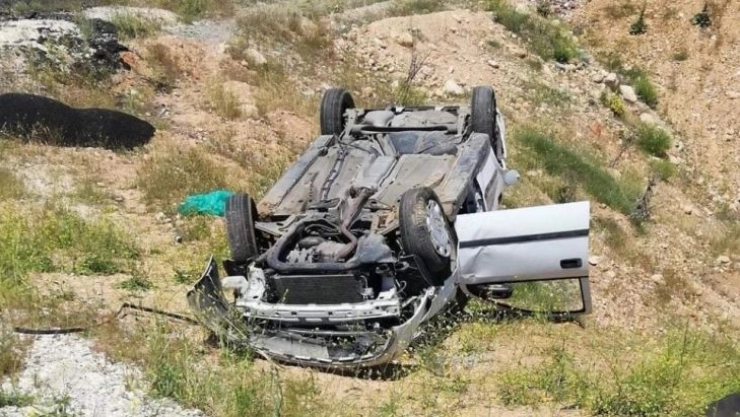 Kahta'da otomobil şarampole devrildi: 1 yaralı