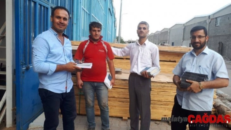 Kahta müftülüğü esnafa kitap dağıttı