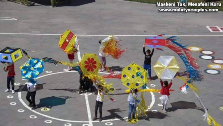 Kahtalı öğrenciler kendi yaptıkları uçurtmaları uçurdu