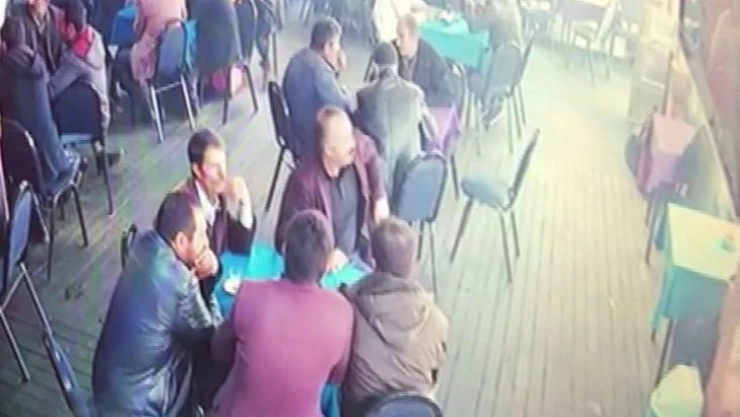 Kahvehanedeki vatandaşların depremden kaçış anı güvenlik kamerasına yansıdı