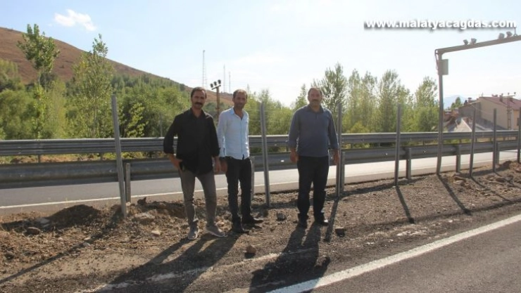 Kaldırılan kavşak ile girişi kapatılan mahalle sakinlerinden tepki