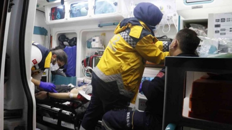 Kaldırımda beklediği sırada silahlı saldırıya uğrayan genç ağır yaralandı