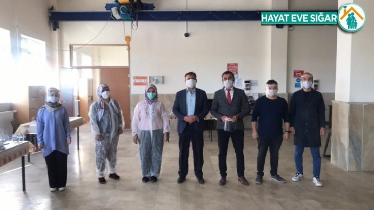 Kamu görevlileri için siper maske üretiyorlar