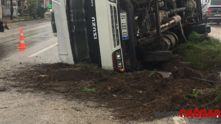 Kamyonet kaygan yolda devrildi