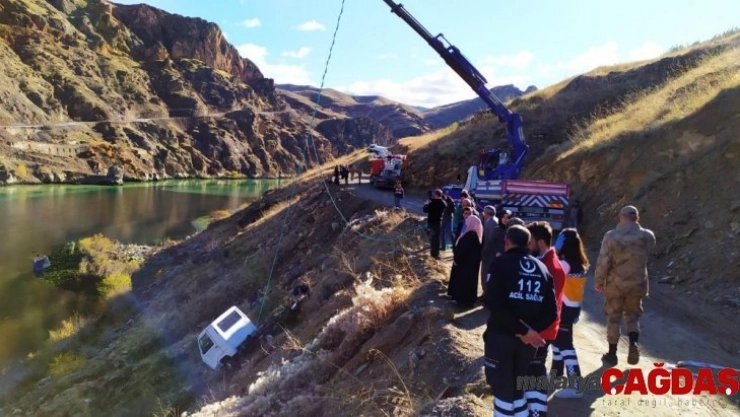 Kamyonet nehre uçtu, 1 kayıp