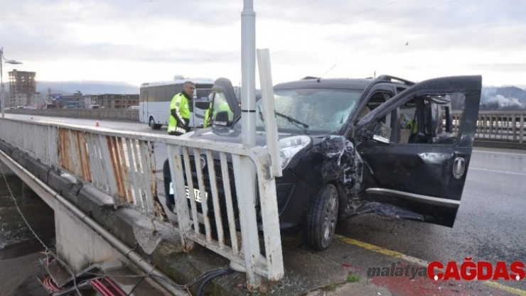 Kamyonet servis minibüsüne arkadan çarptı: 4 yaralı