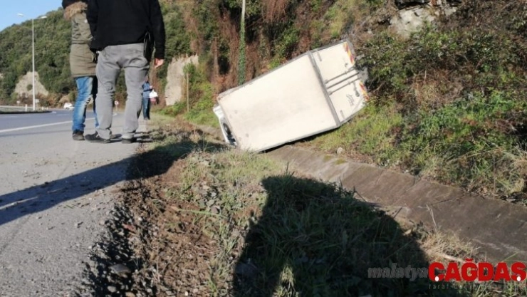 Kamyonet yoldan çıkıp su kanalına devrildi