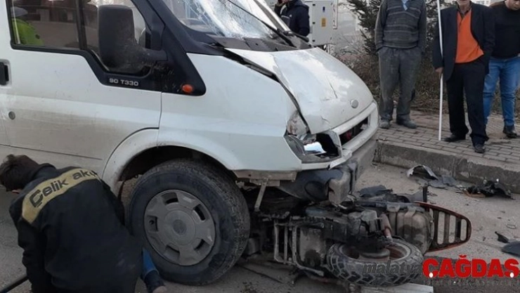 Kamyonetin altına giren motosikletten yaralı kurtuldu