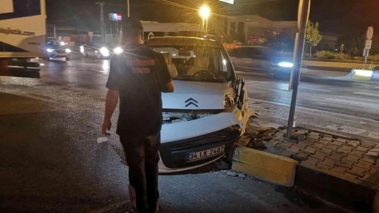 Kamyonetle minibüs çarpıştı: 4 yaralı