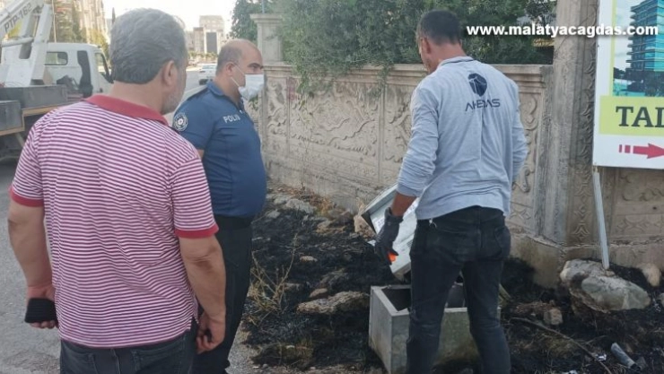 Kamyonun çarptığı trafo patladı