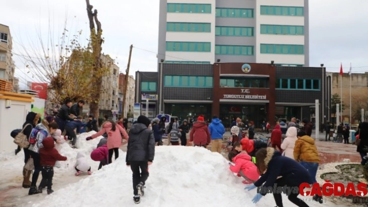 Kar görmeyen çocuklar için kamyon kamyon kar getirdiler