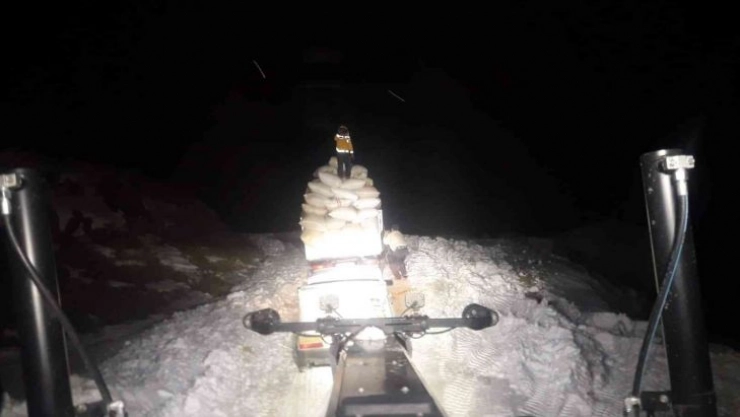 Kar nedeniyle yolda mahsur kalan saman yüklü kamyonet, ekipler tarafından kurtarıldı