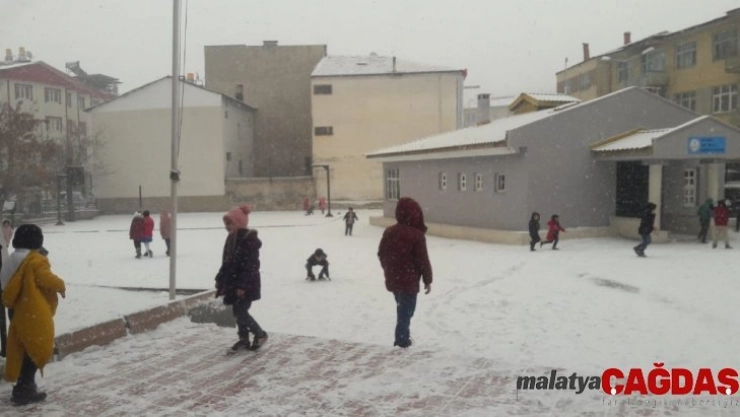 Kar yağışı Gürün'ü beyaza bürüdü